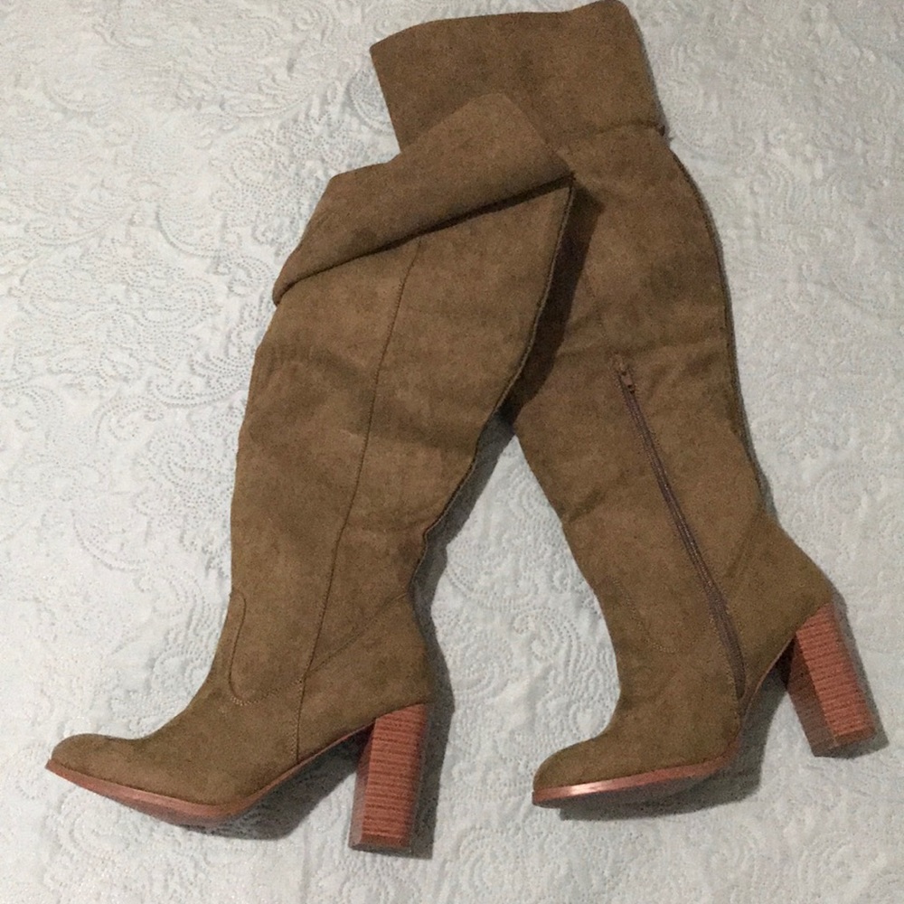 Over the knee olive green boots 👢
